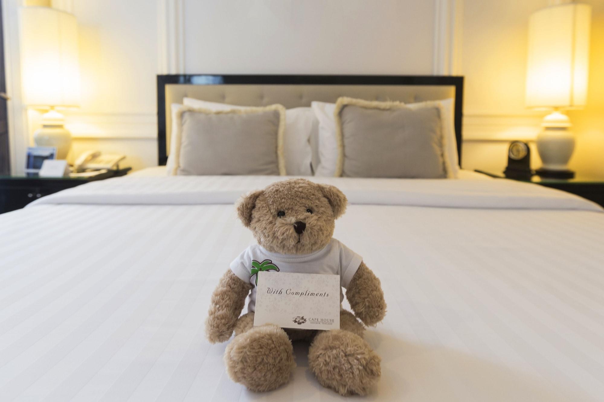 Cape House Langsuan Hotel Bangkok Extérieur photo Teddy Bear at The Peninsula Bangkok