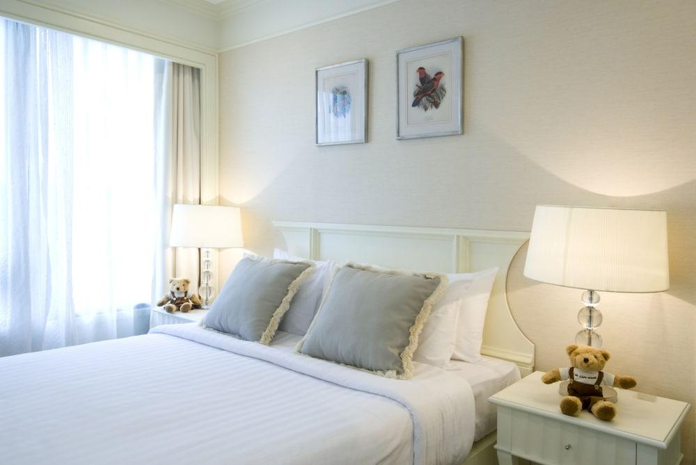 Cape House Langsuan Hotel Bangkok Extérieur photo A bedroom at the hotel