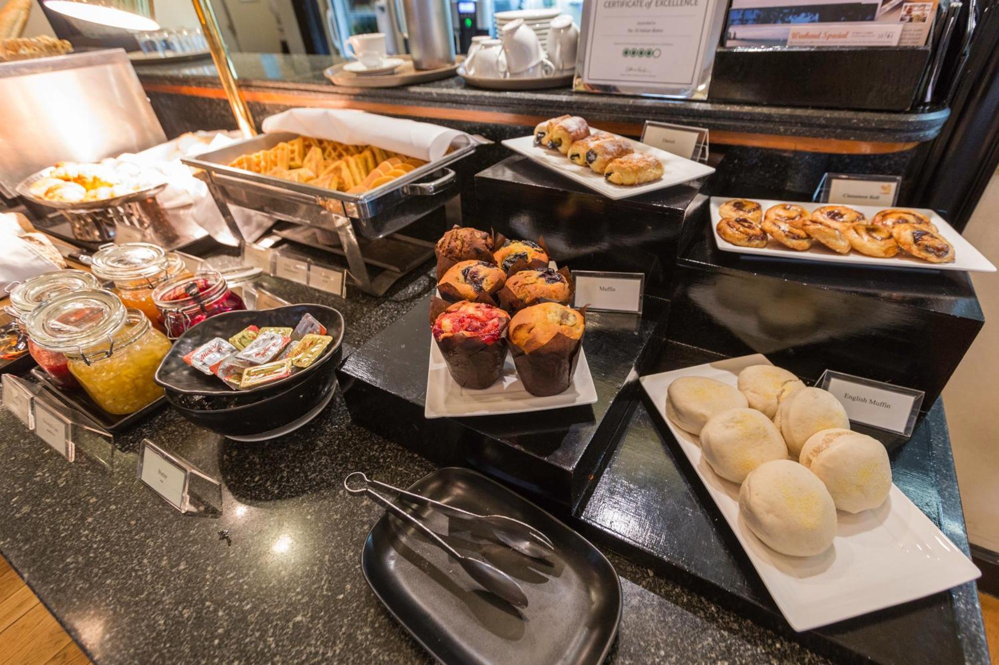 Cape House Langsuan Hotel Bangkok Extérieur photo A selection of desserts at a buffet