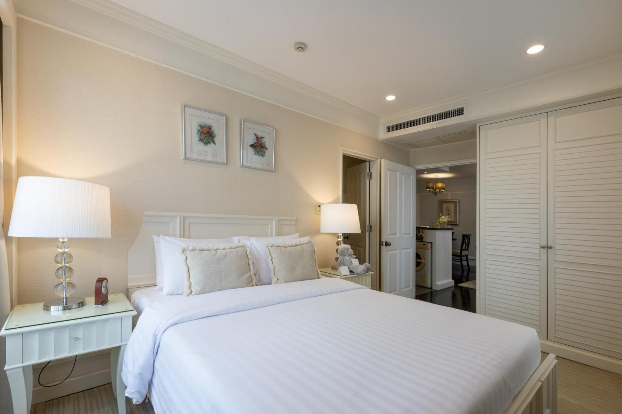 Cape House Langsuan Hotel Bangkok Extérieur photo A bedroom at the hotel