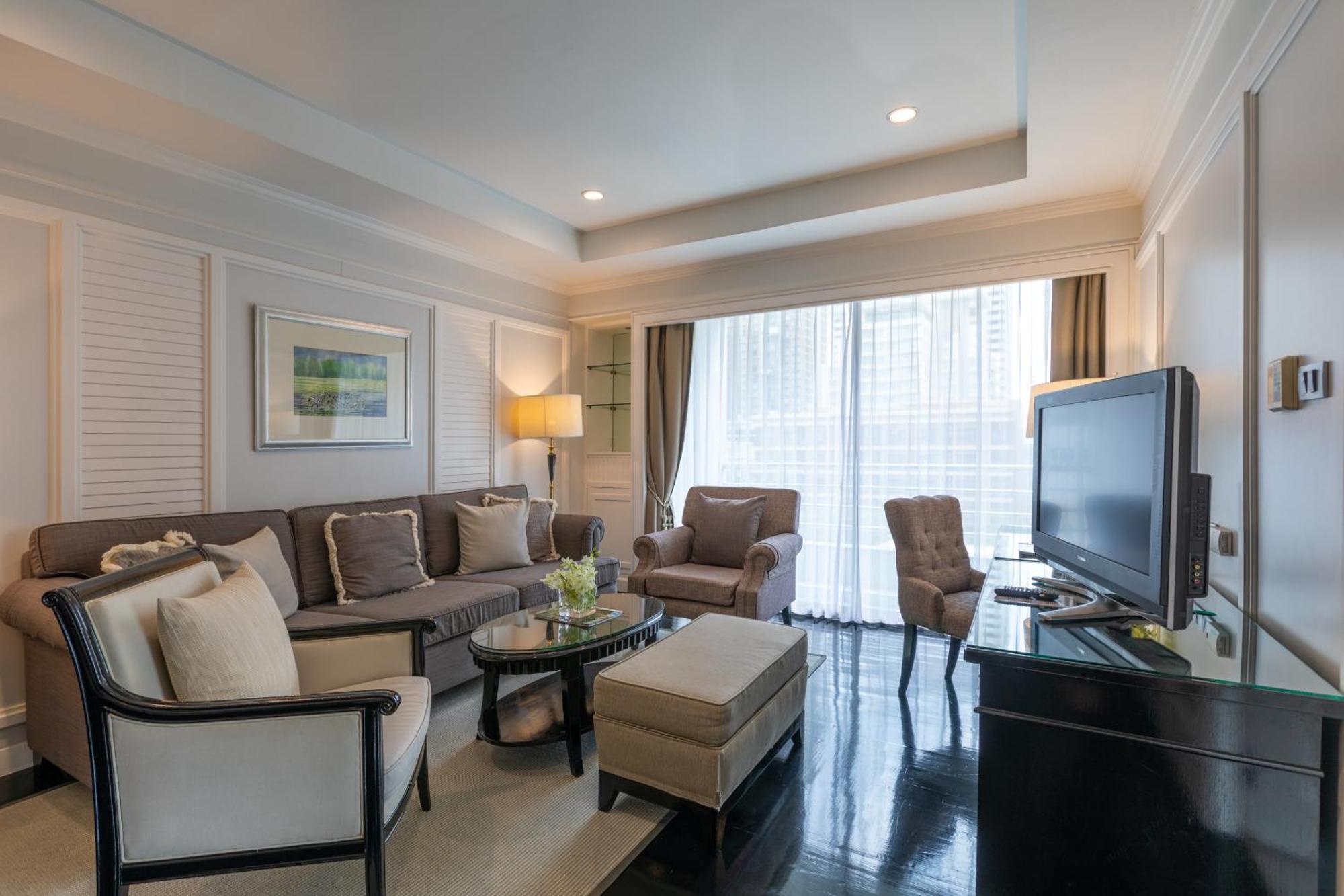 Cape House Langsuan Hotel Bangkok Extérieur photo Living room of a suite