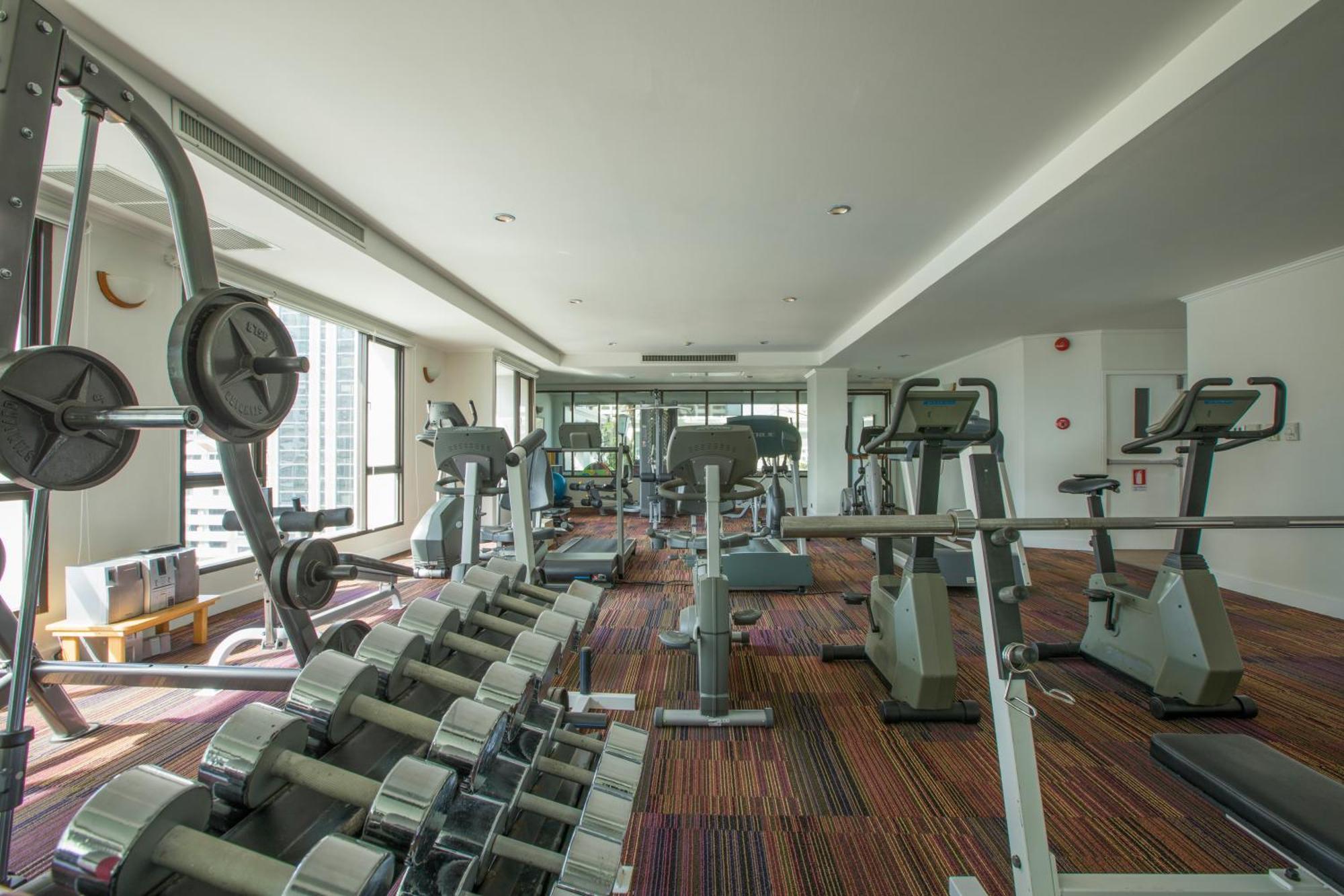 Cape House Langsuan Hotel Bangkok Extérieur photo The gym at the hotel