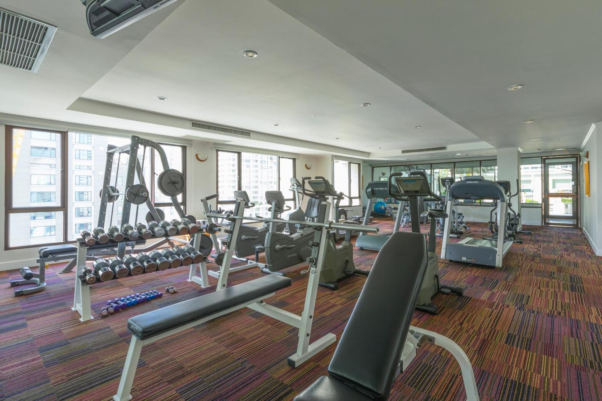 Cape House Langsuan Hotel Bangkok Extérieur photo The gym at the hotel