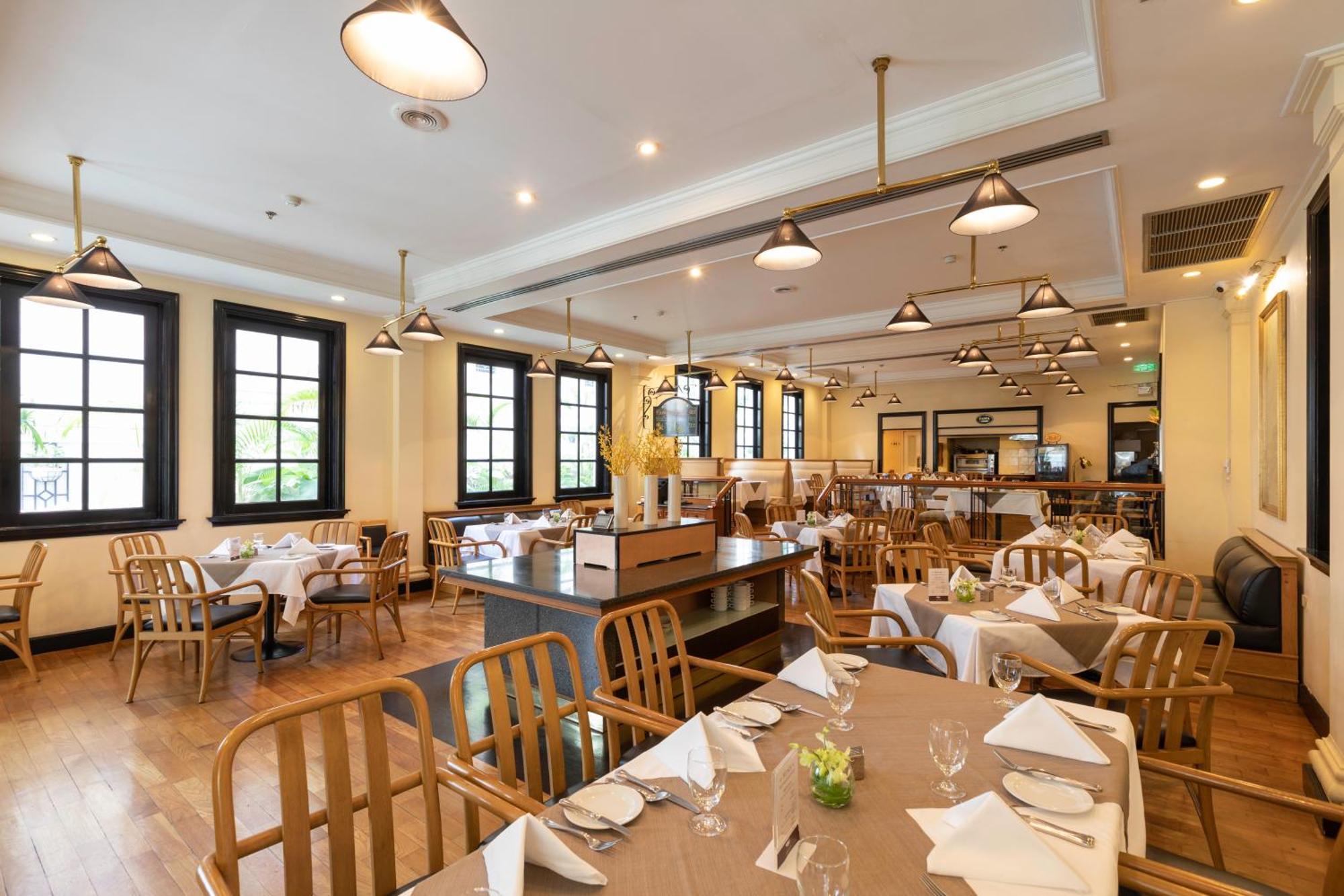 Cape House Langsuan Hotel Bangkok Extérieur photo The restaurant at the hotel