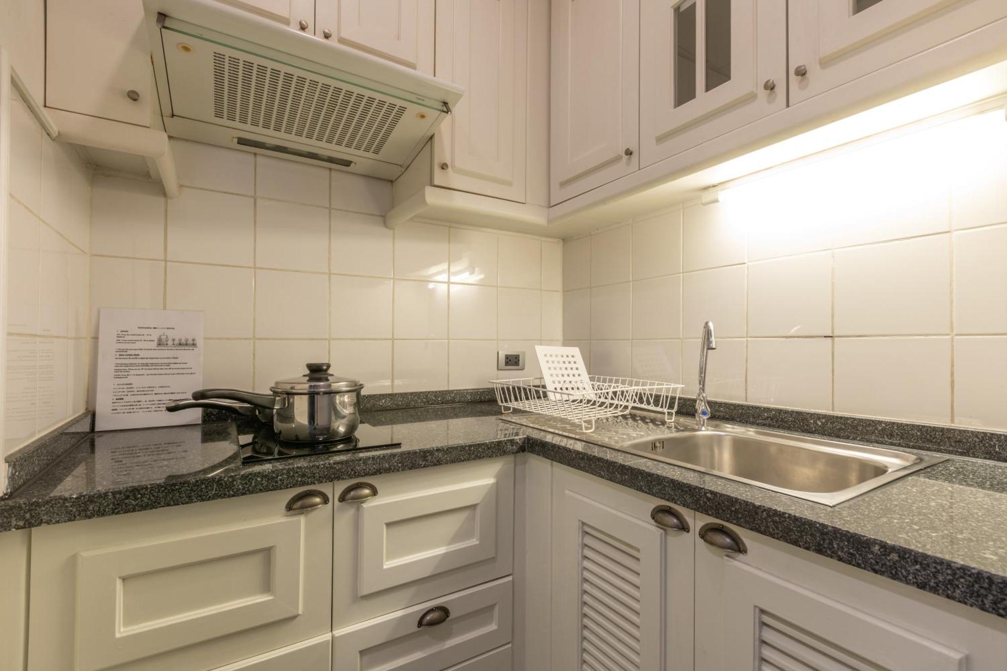 Cape House Langsuan Hotel Bangkok Extérieur photo A typical kitchen
