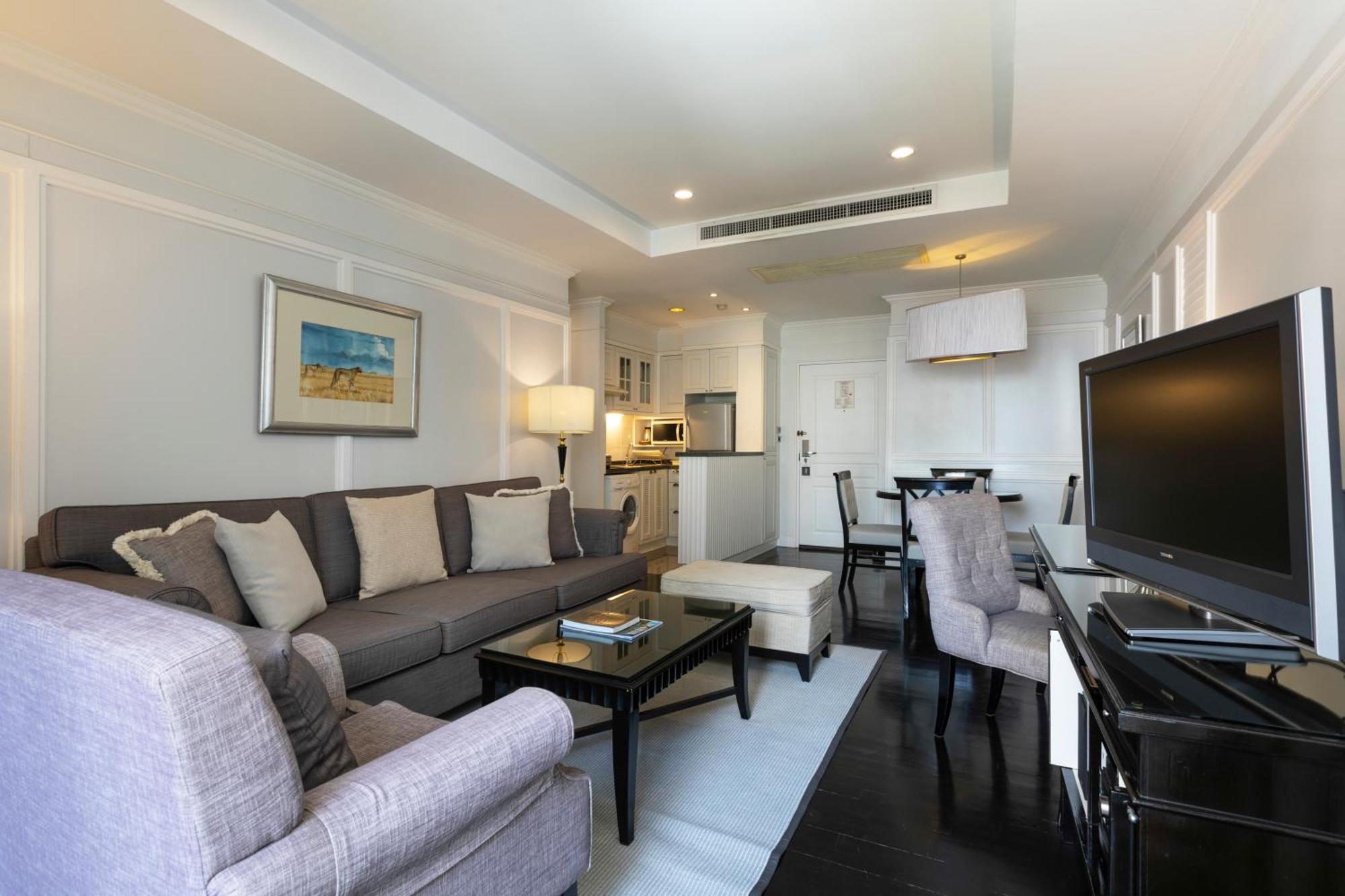 Cape House Langsuan Hotel Bangkok Extérieur photo A living room in a condominium