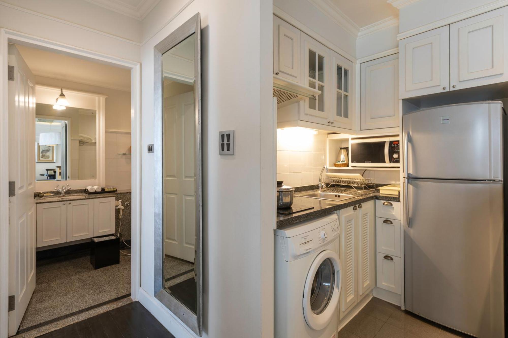 Cape House Langsuan Hotel Bangkok Extérieur photo A typical studio apartment in New York City