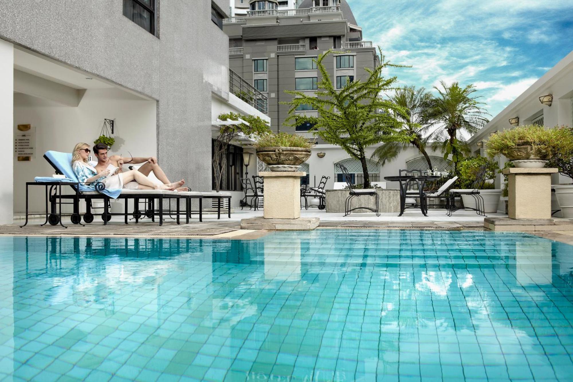 Cape House Langsuan Hotel Bangkok Extérieur photo The swimming pool at the hotel